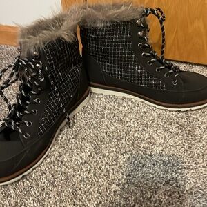 Near new Muk Luks black Sz 10 boots w/faux fur, worn once in house only.